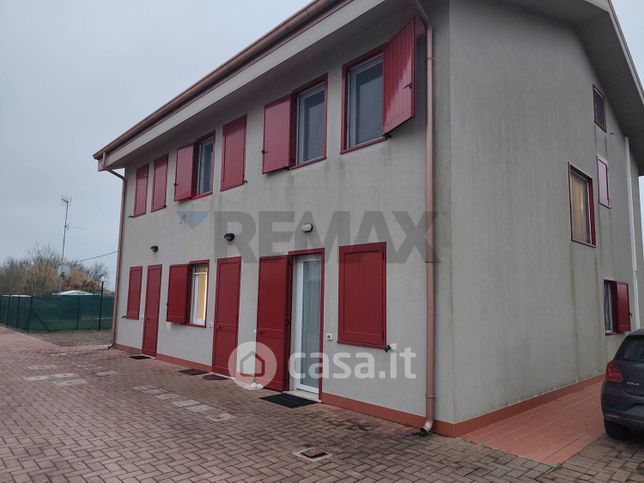 Casa bi/trifamiliare in residenziale in 
