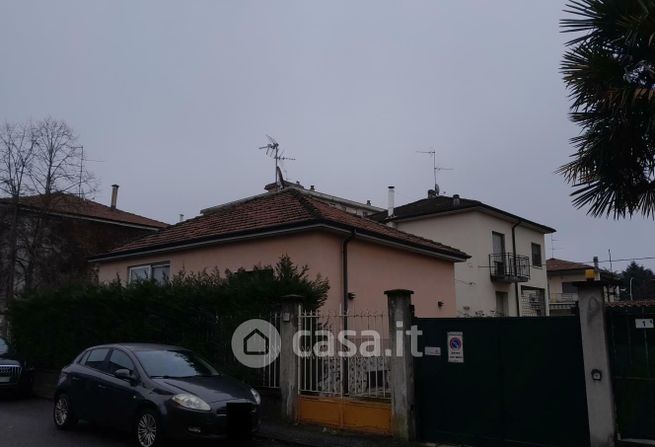 Casa indipendente in residenziale in Via Abruzzo 5