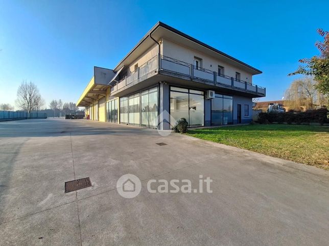 Capannone in commerciale in Viale Padania 1