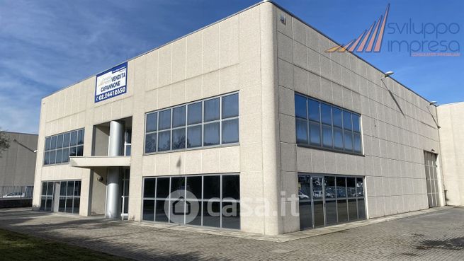 Capannone in commerciale in 