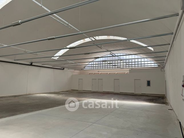 Capannone in commerciale in 