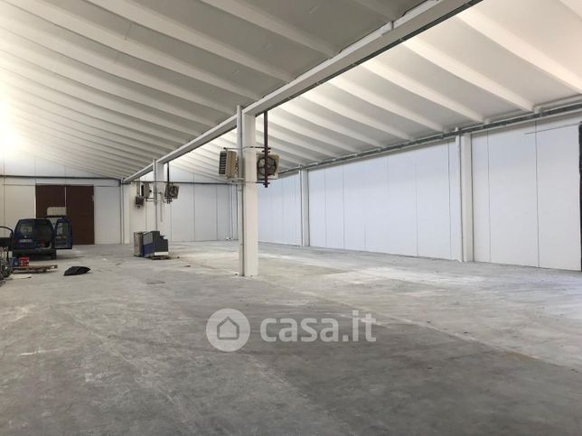 Capannone in commerciale in Via 2 Giugno