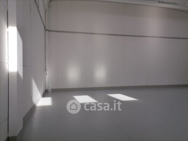Capannone in commerciale in Via Lombarda