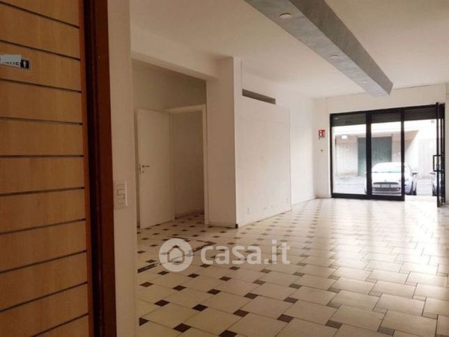 Negozio/locale commerciale in commerciale in Via Generale Roberto Lordi