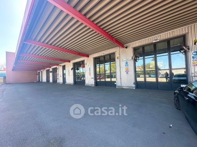 Capannone in commerciale in Via del Lavoro