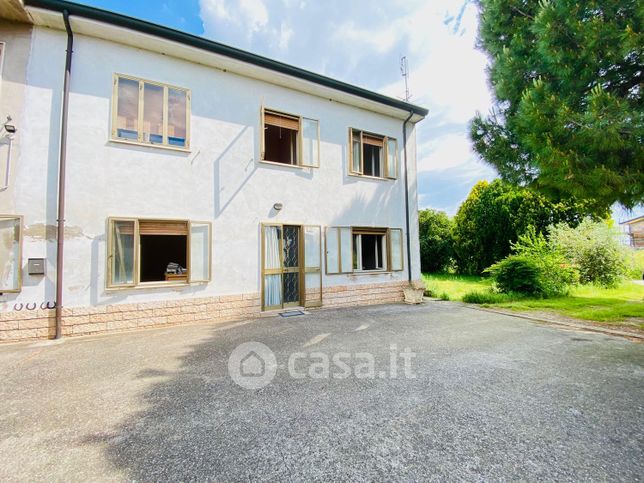 Casa bi/trifamiliare in residenziale in 