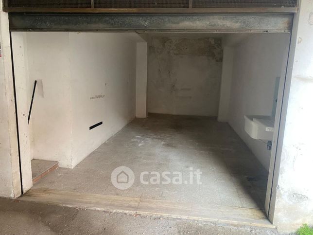 Box/posto auto in residenziale in Via Basilicata 15