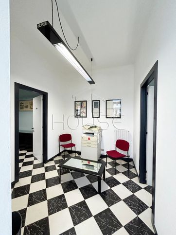 Ufficio in commerciale in Viale Osimo
