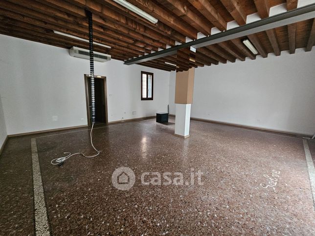 Ufficio in commerciale in 