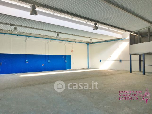 Capannone in commerciale in 