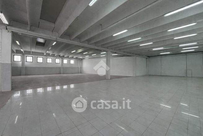 Capannone in commerciale in Circonvallazione Est 78