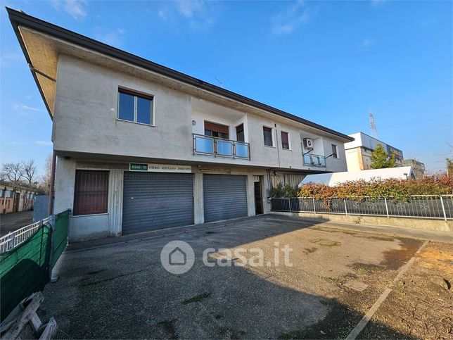 Capannone in commerciale in 
