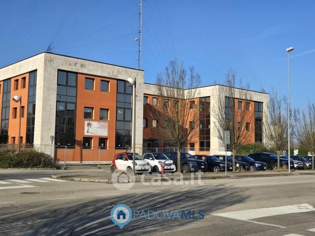 Ufficio in commerciale in Via Germania 21