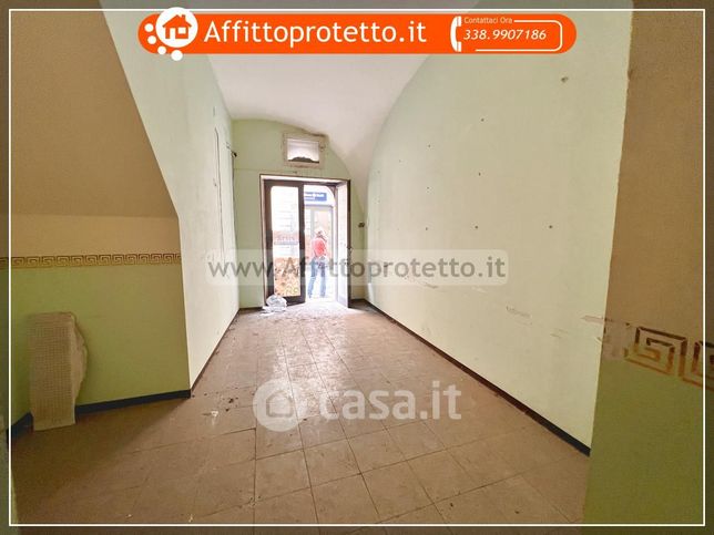 Negozio/locale commerciale in commerciale in Via Ferdinando Lavanga