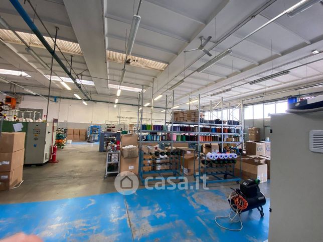 Capannone in commerciale in Via Milano