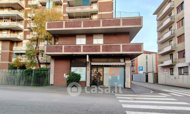 Negozio/locale commerciale in commerciale in Via Negroli 24