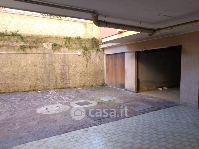 Box/posto auto in residenziale in Via delle Rose