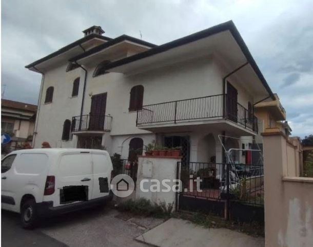 Casa bi/trifamiliare in residenziale in Via Fratelli Menesini 30