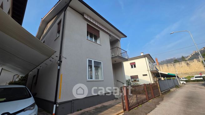 Casa indipendente in residenziale in 