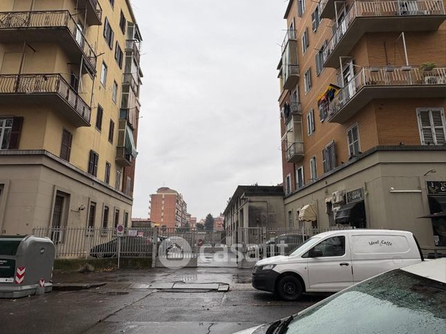 Box/posto auto in residenziale in Largo Sempione 166