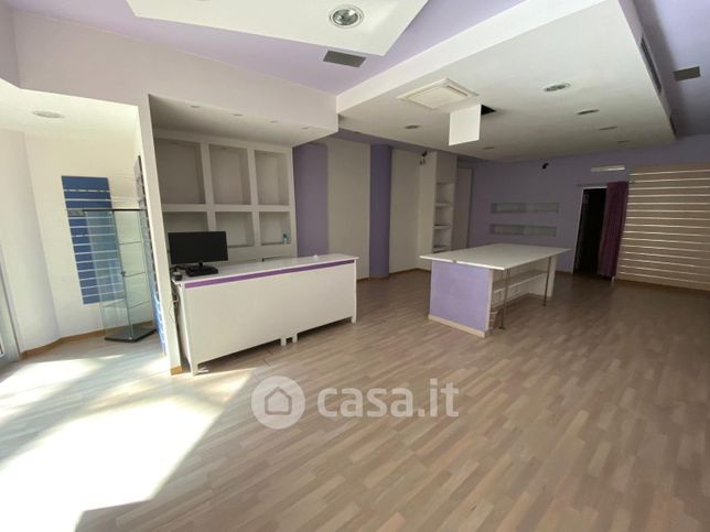 Negozio/locale commerciale in commerciale in Via Italo Calvino