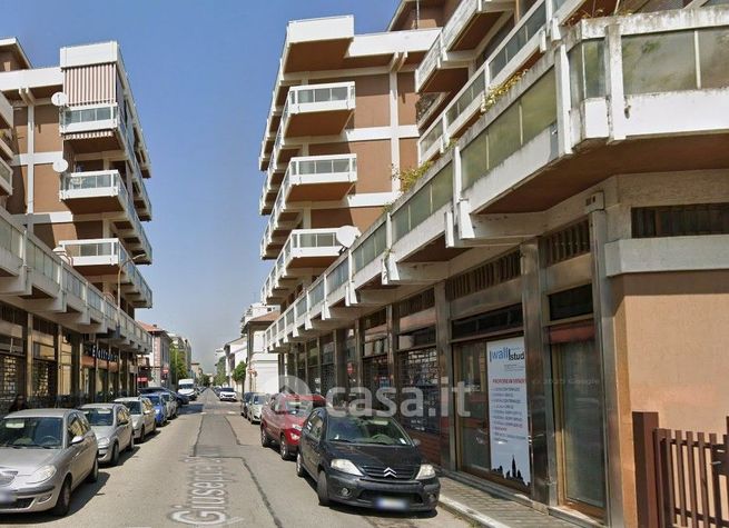 Attivitã /licenza (con o senza mura) in commerciale in Via Giuseppe Chicco 7