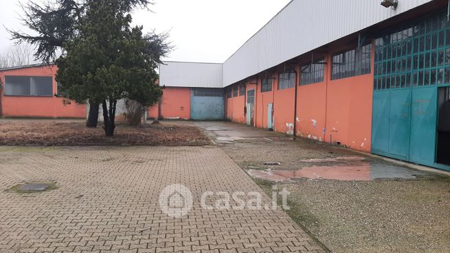 Capannone in commerciale in Via Tromello 86