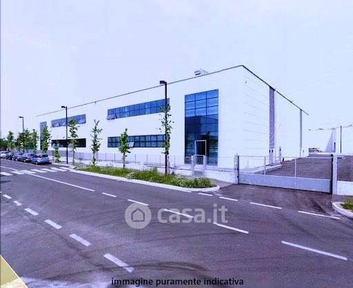 Capannone in commerciale in 