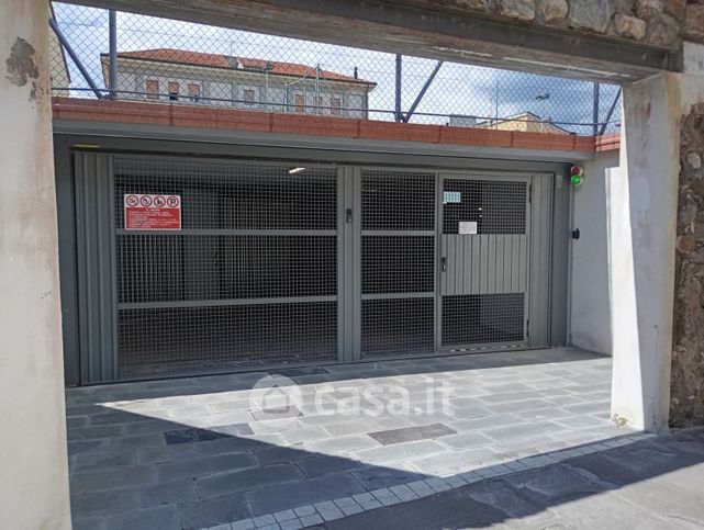 Box/posto auto in residenziale in Piazza Firmafede 1