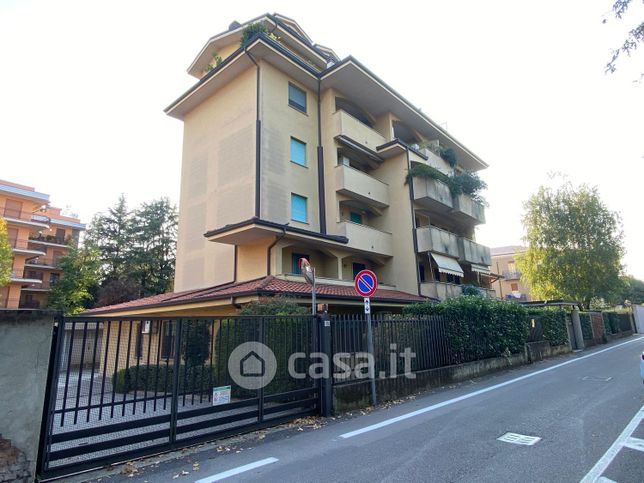 Ufficio in commerciale in Via Francesco Baracca 17