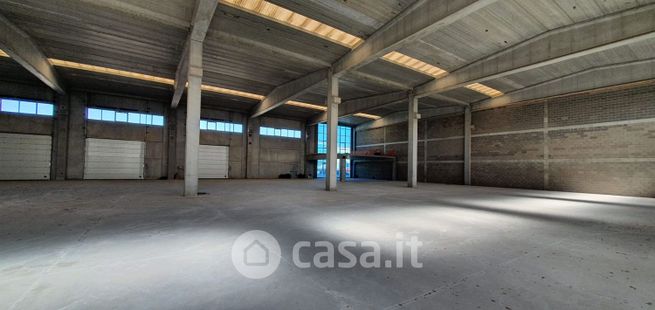 Capannone in commerciale in Via Laurentina 157