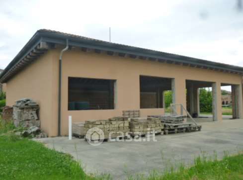 Capannone in commerciale in Via Casadio