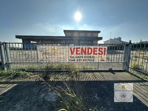 Capannone in commerciale in Strada Regionale 10 Padana Inferiore