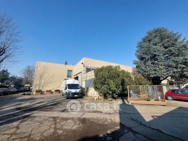 Capannone in commerciale in 