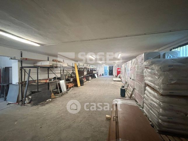 Capannone in commerciale in