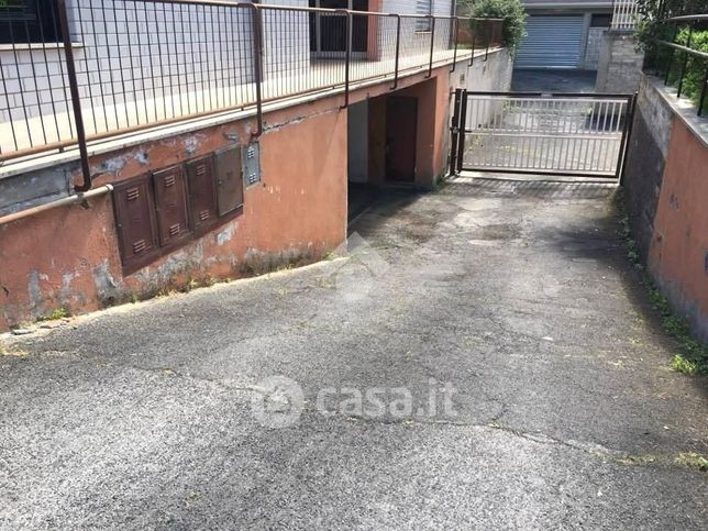 Box/posto auto in residenziale in Via di Villa Adriana 17