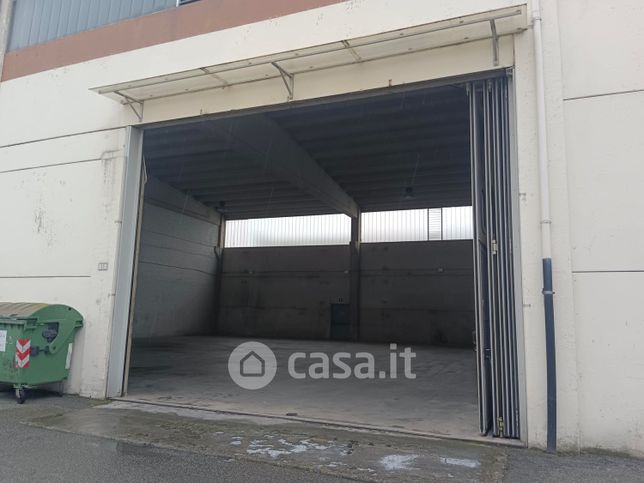 Capannone in commerciale in Via Mangiacane 11