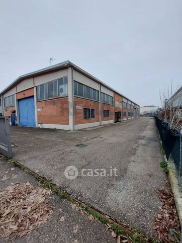 Capannone in commerciale in Via C. Prampolini 8