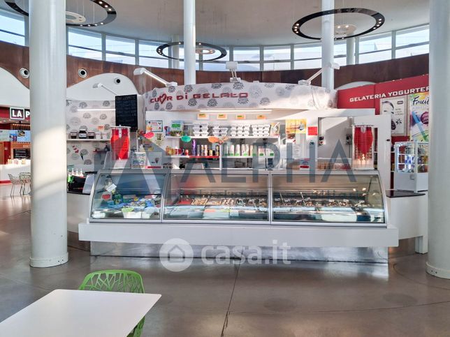 Attivitã /licenza (con o senza mura) in commerciale in cc maioliche