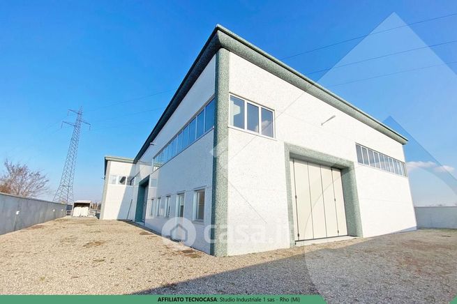 Capannone in commerciale in Via Cesare Battisti 1