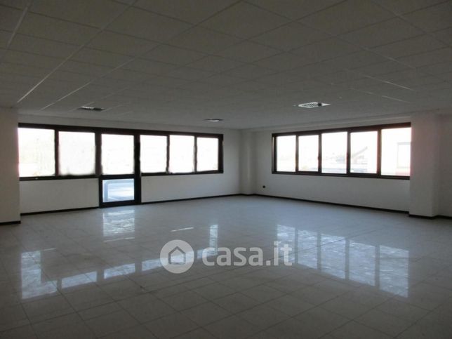 Ufficio in commerciale in 