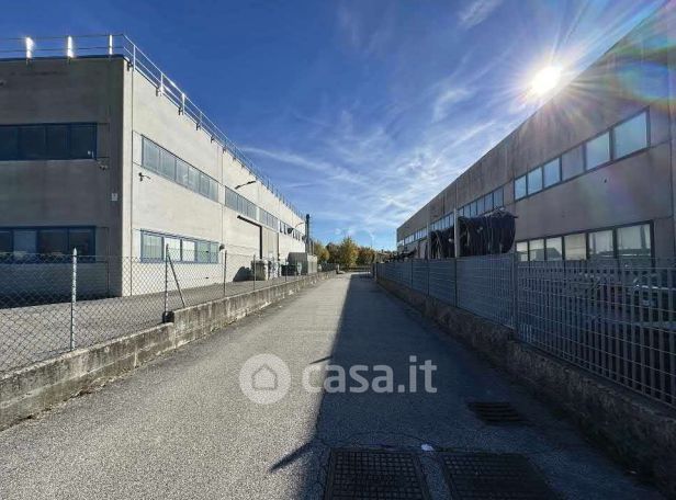 Capannone in commerciale in Via del Lavoro 18