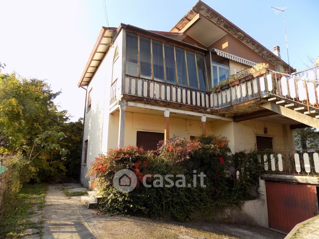 Casa indipendente in residenziale in 