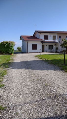 Casa bi/trifamiliare in residenziale in