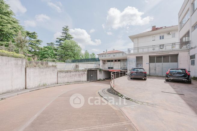 Box/posto auto in residenziale in Via GiosuÃ¨ Carducci
