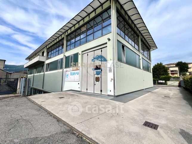 Capannone in commerciale in Via Pietro Agazzi