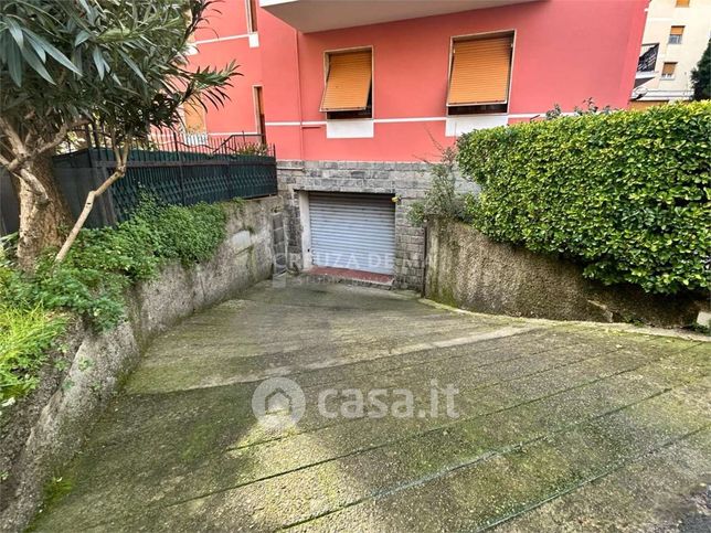 Box/posto auto in residenziale in Via Priv. Caravelle 22