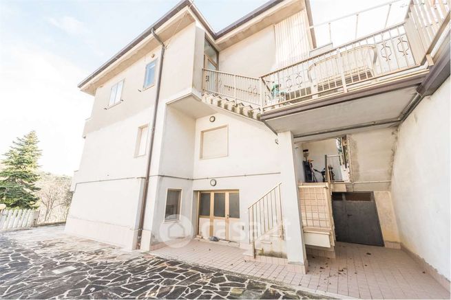 Casa bi/trifamiliare in residenziale in 