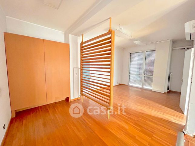 Ufficio in commerciale in Via GiosuÃ¨ Carducci 8