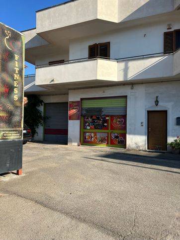 Negozio/locale commerciale in commerciale in Via Stazione 48